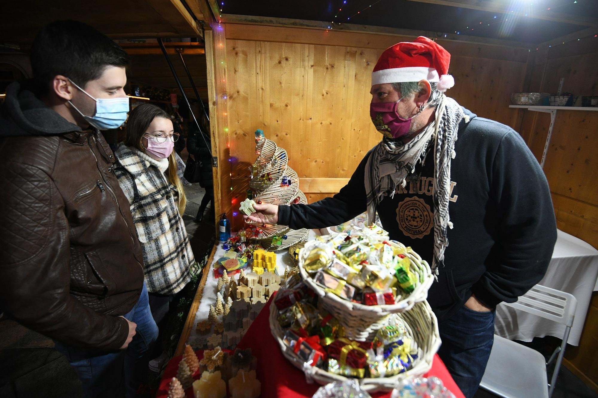 El poblado navideño llena de luz y color A Ferrería