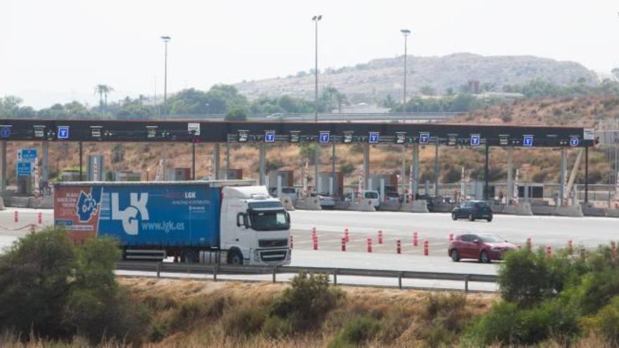 La AP-7 es la única vía rápida para conectar la costa norte.