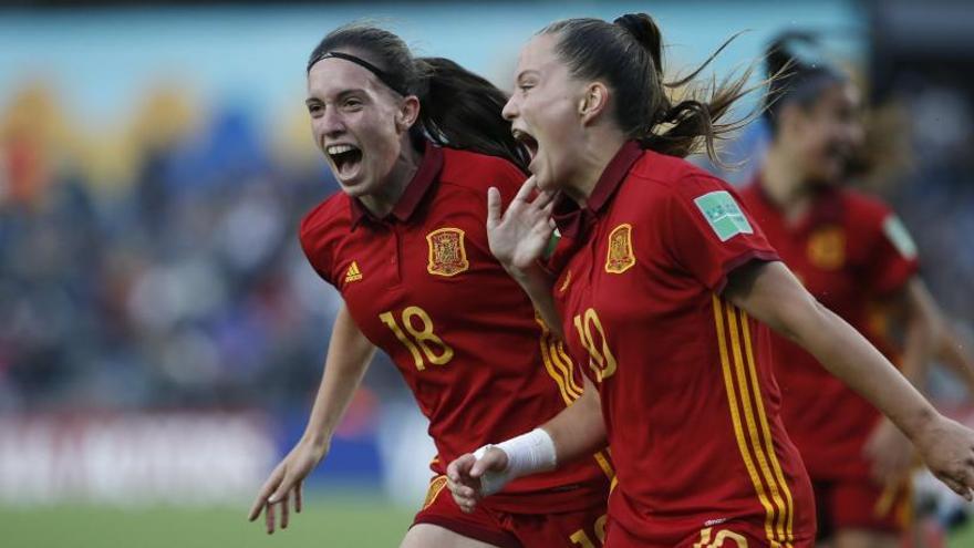 Las jugadoras de España Eva Navarro  y Claudia Pina celebran un gol.