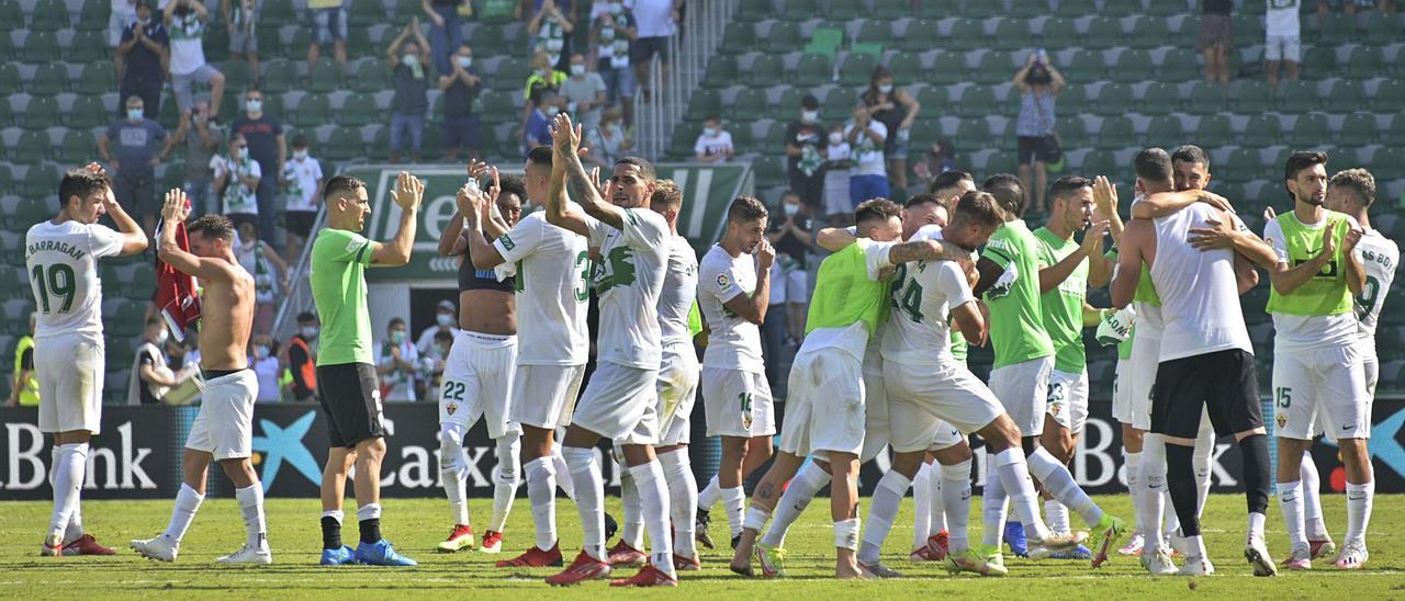 Los futbolistas del Elche se reúnen en el centro del campo para agradecer el apoyo a su afición al terminar el partido contra el Celta, ayer.