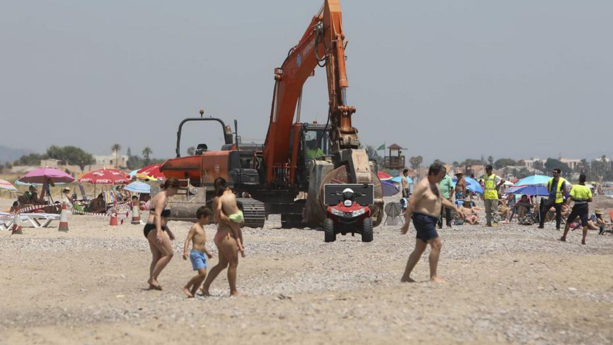 Trabajos de Costas en Canet este lunes. | TORTAJADA