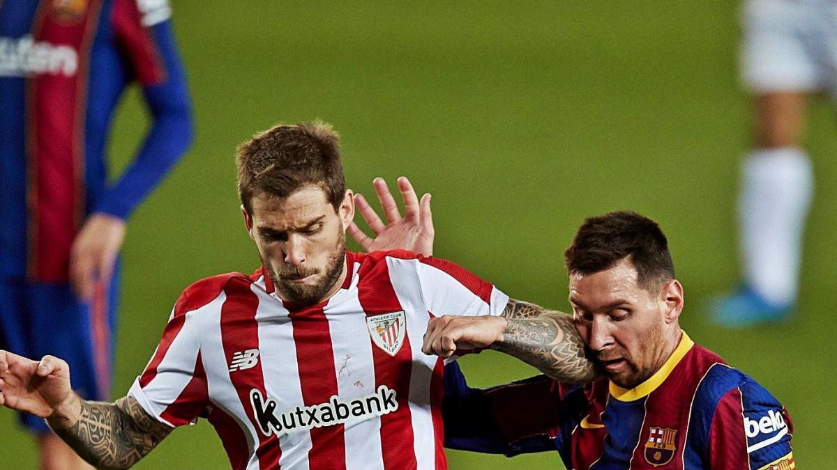 Messi intenta un retall davant el defensa de l&#039;Athletic Íñigo Martínez.