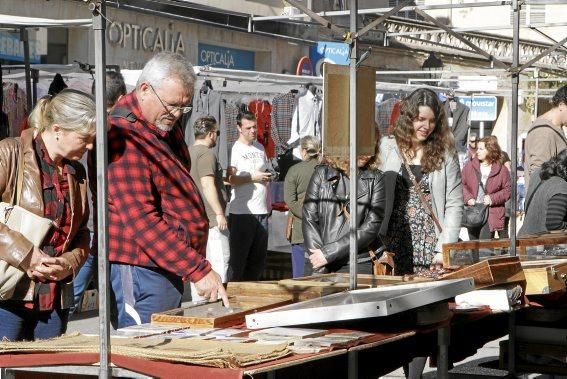 Auch das macht den Reiz Mallorcas aus: ein Markttreiben, das seinen Namen noch verdient. Hier ist nicht nur das Warenangebot bunt. Anpreisen, handeln, kaufen - und den kleinen Plausch nicht vergessen.