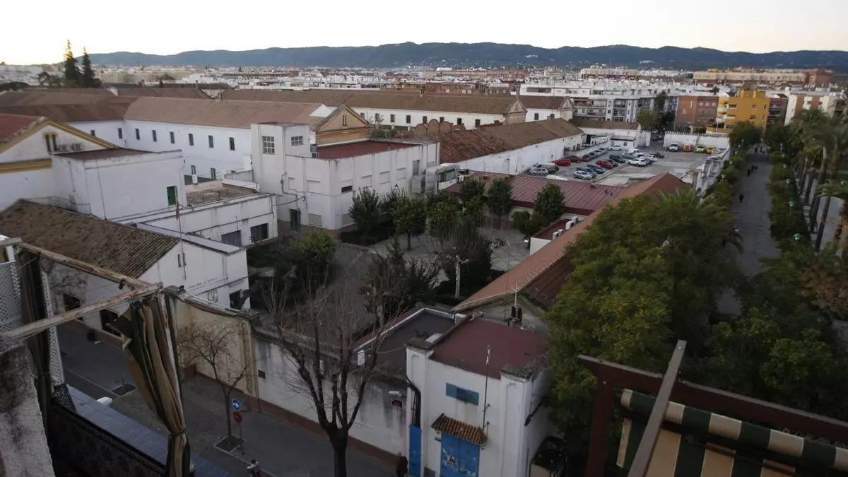 Imagen de la antigua farmacia militar, con el aparcamiento al fondo.