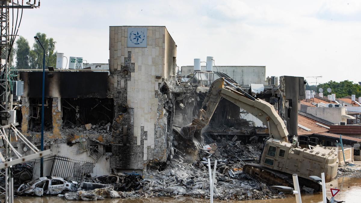 Demolición de una comisaría en la ciudad de Sderot, en el sur de Israel, tras su toma por parte de milicianos del Movimiento de Resistencia Islámica (Hamás) durante su ofensiva desde la Franja de Gaza.