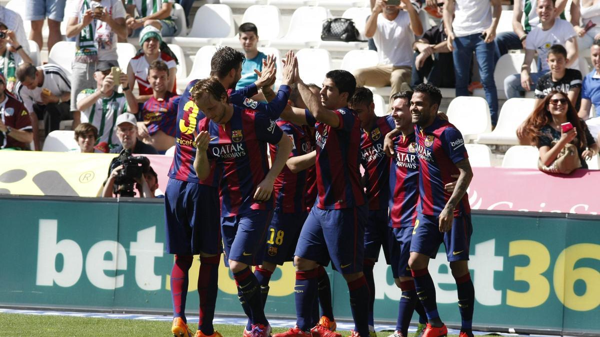 Los jugadores del Barcelona celebran uno de sus ocho goles al Córdoba CF en El Arcángel, en mayo del 2015.