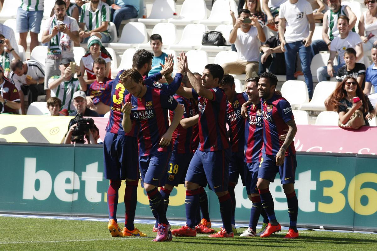 Los jugadores del Barcelona celebran uno de sus ocho goles al Córdoba CF en El Arcángel, en mayo del 2015.