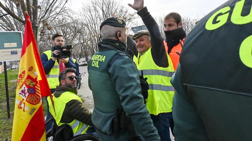 Las protestas de los agricultores remiten en Andalucía por la presencia policial