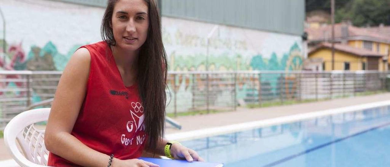 Carmen Menéndez, en la piscina de Rioseco.