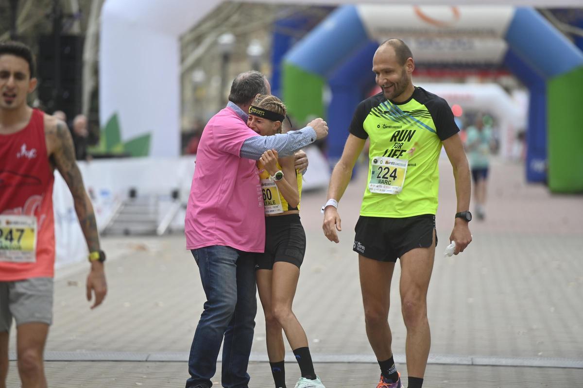 Fernando, padre de Alba Cebrián, se abraza con Alejandra.