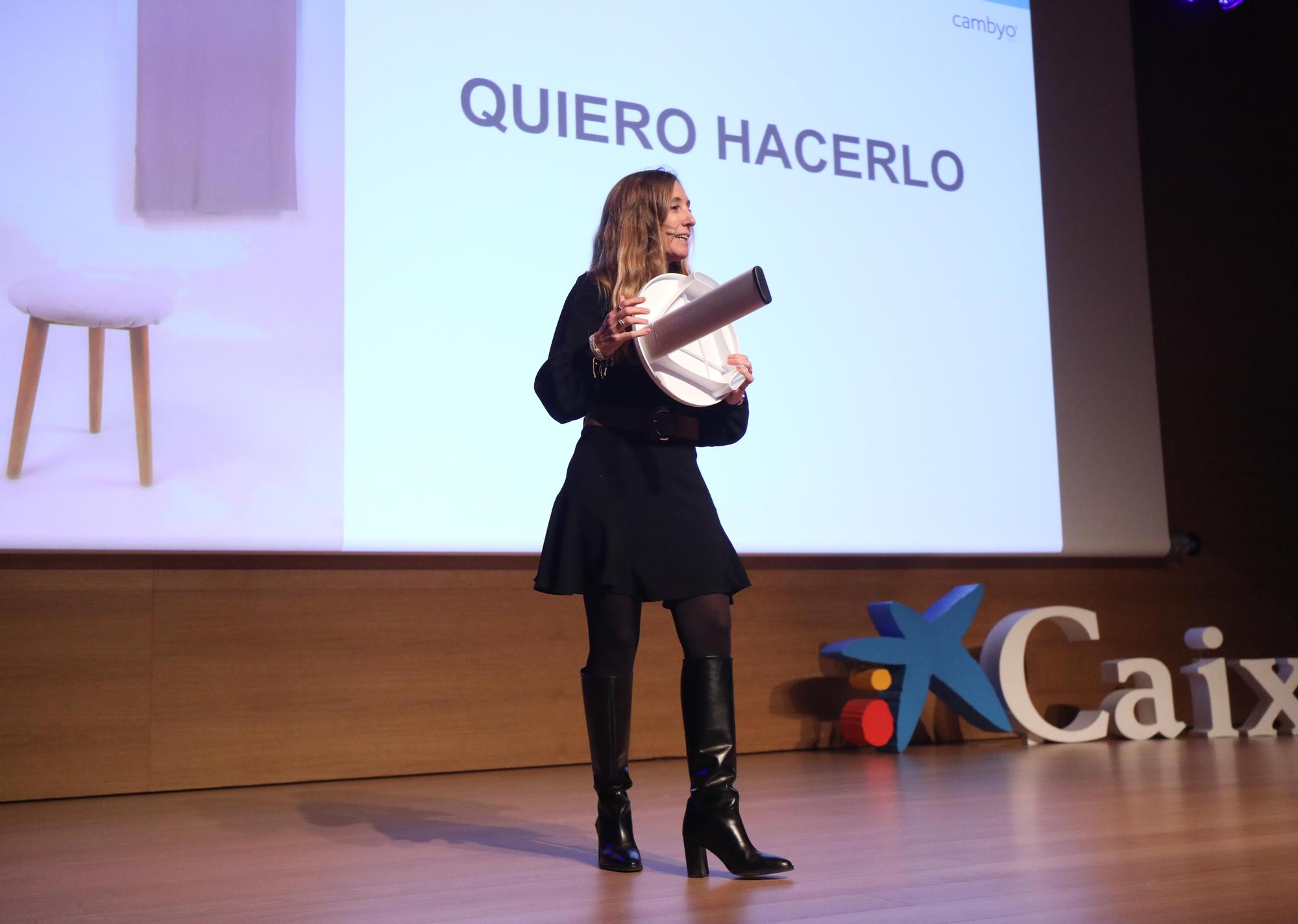 Aguerri con la banqueta de tres patas que usaron para el símil de la confianza.