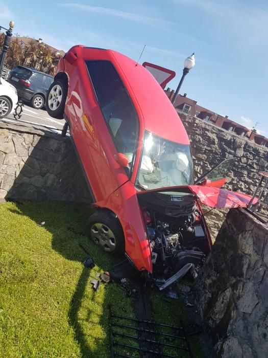 Un coche se empotra contra una casa en La Guía, en Gijón