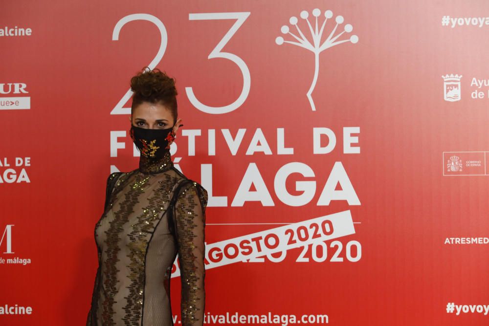 Sin los gritos y los móviles de los (jóvenes) aficionados al cine en los aledaños del Cervantes, comenzó el Festival de Málaga con un photocall sin alfombra roja pero con el glamour del Hotel Miramar.