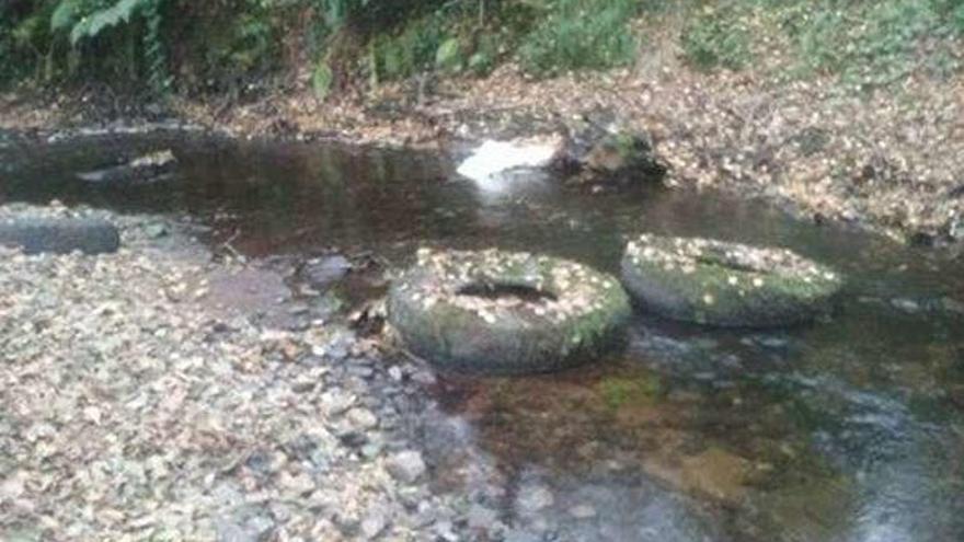 Neumáticos en el río Asneiro en Porto Carreiro.  // Sindo Ferradás