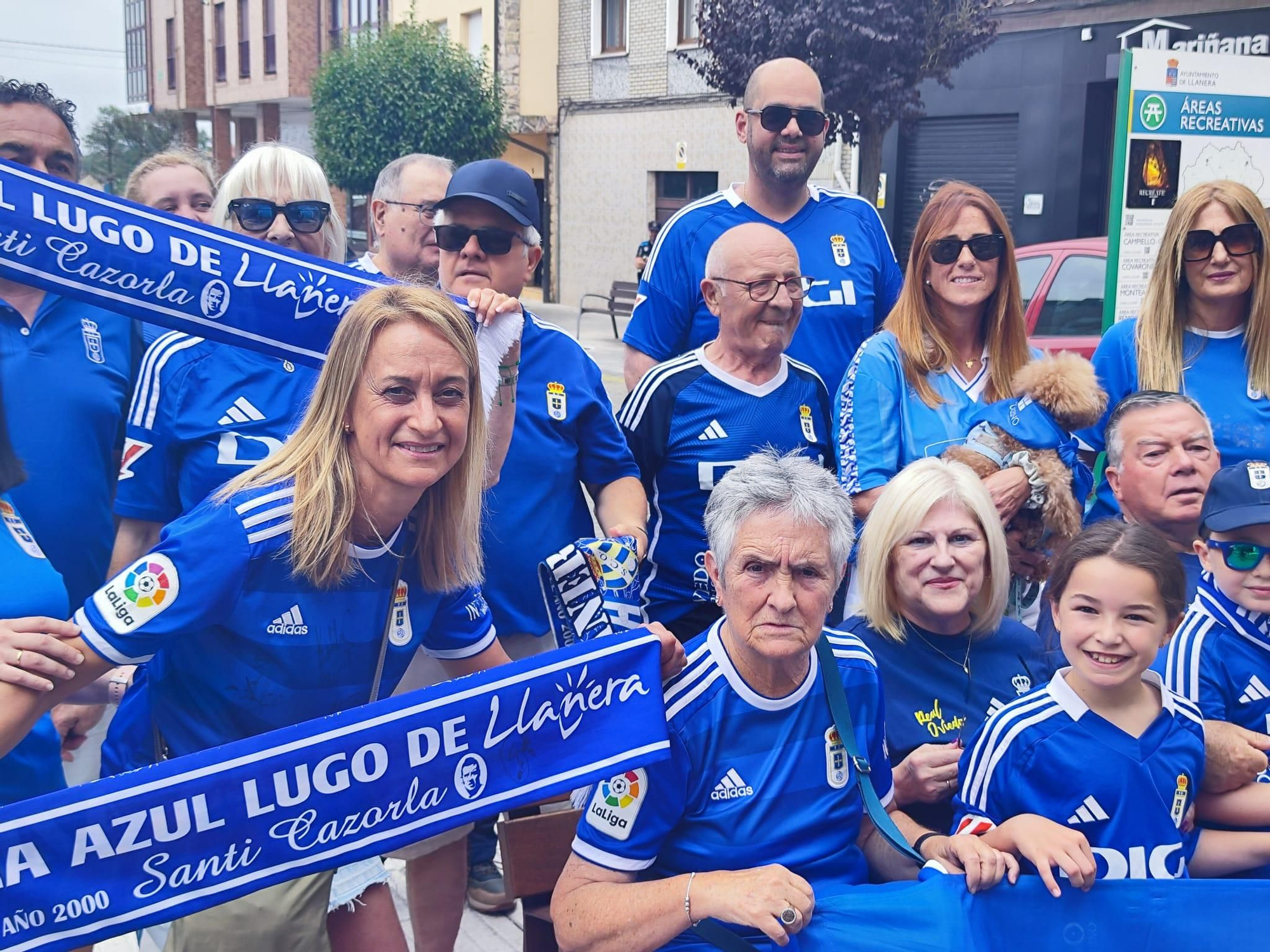 Ofrenda azul en Lugo de Llanera: los oviedistas agradecen a Santa María el ascenso a Primera