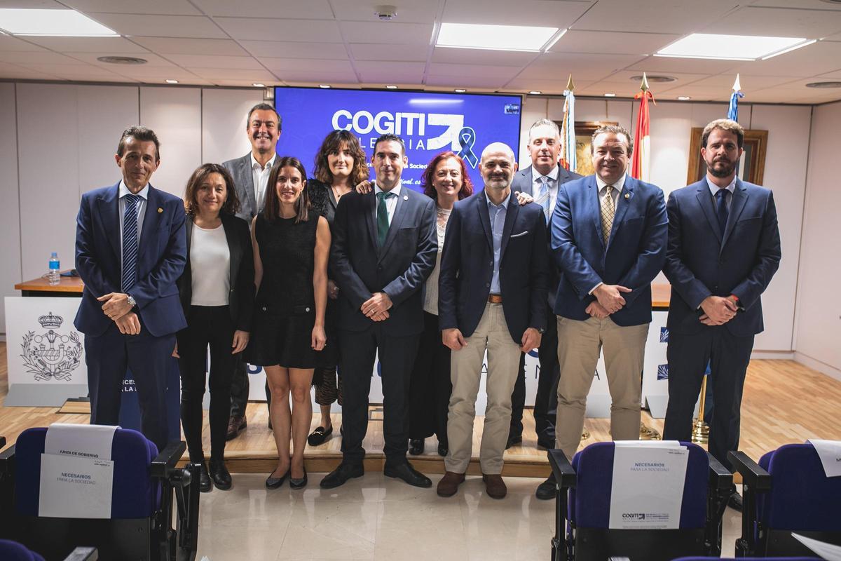 Angélica Gómez junto a la Junta de Gobierno del COGITI Valencia