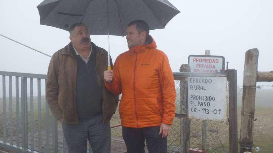 José Ramón Alba, presidente de la comunidad del monte vecinal, con el abogado Daniel Portomeñe, en el cierre del monte y del camino a Besapié, en Santiellos (límite de los concejos de Allande y Tineo).