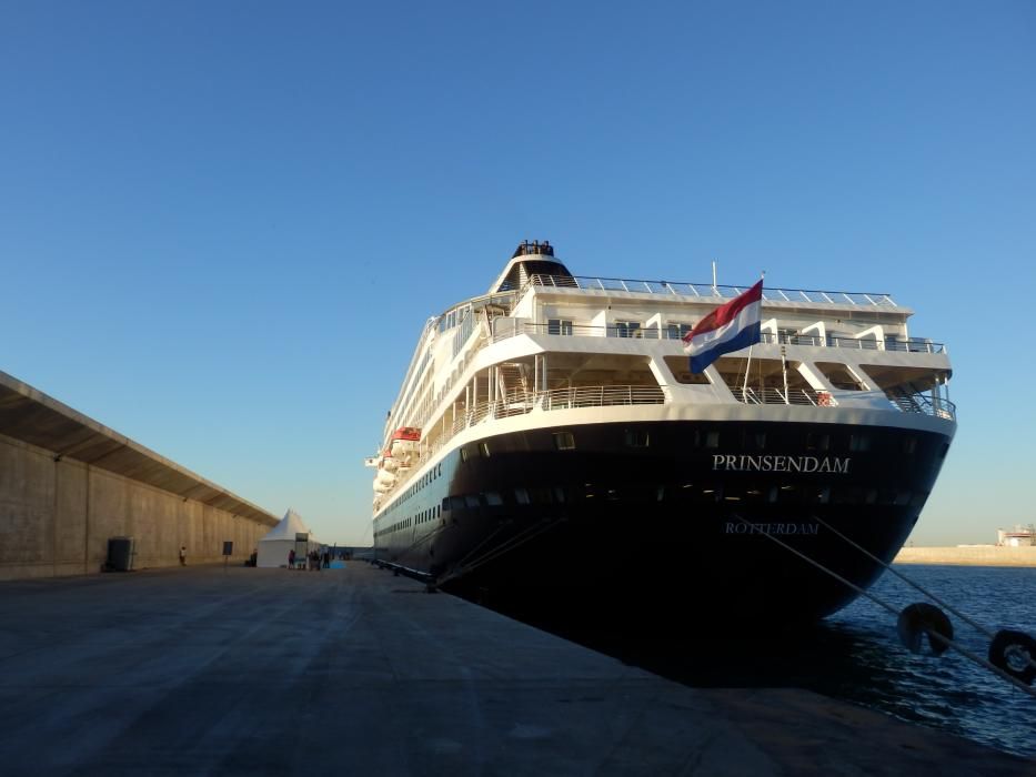 Un crucero con 729 pasajeros atraca en PortCastelló
