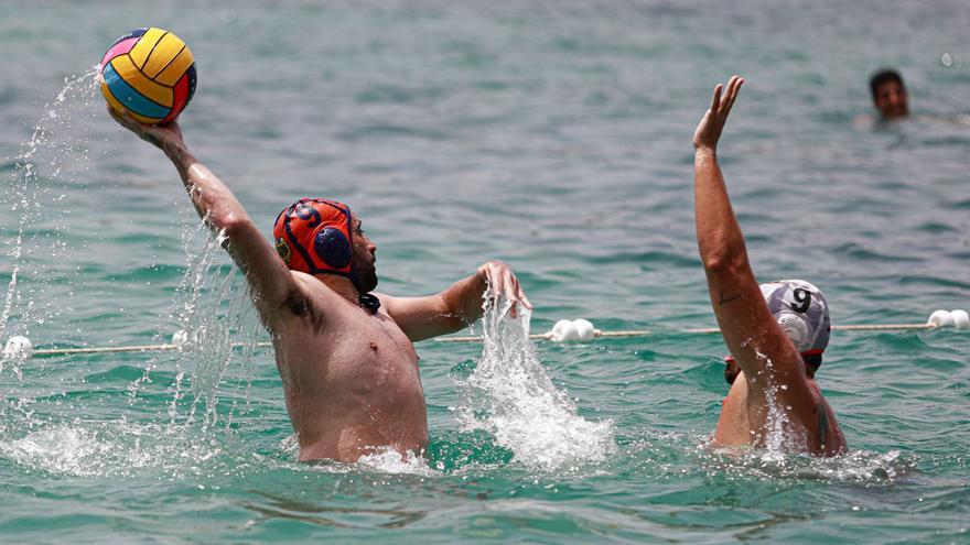 Un jugador se eleva en el agua para lanzar contra el marco rival en uno de los encuentros.