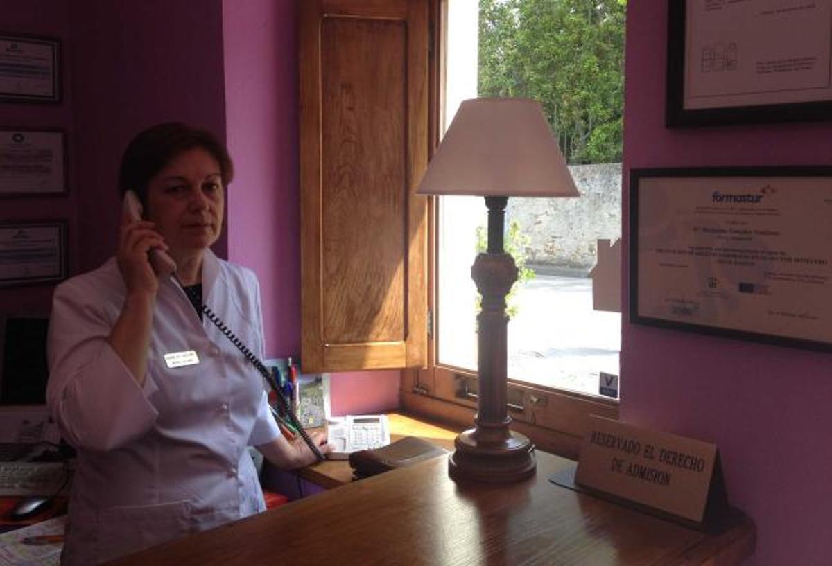 Margarita González, intentando ayer llamar, sin éxito, desde la recepción de su hotel en El Pito.