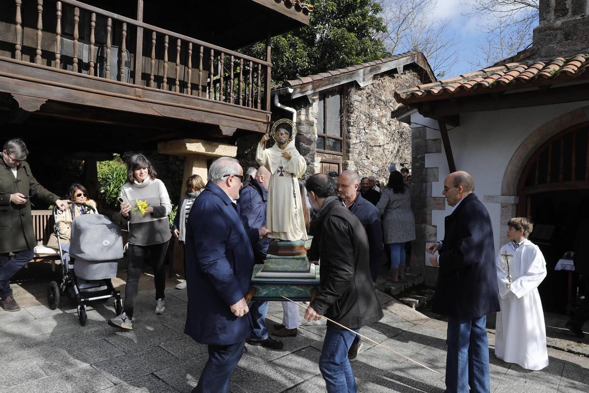 La imagen de San Juan de Mata, ante la capilla