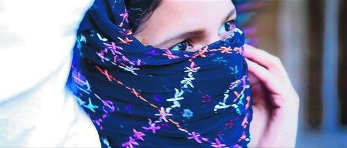 Maryam se quita el velo en Mallorca como símbolo de su nueva libertad. | NELE BENDGENS