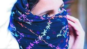 Maryam se quita el velo en Mallorca como símbolo de su nueva libertad. | NELE BENDGENS