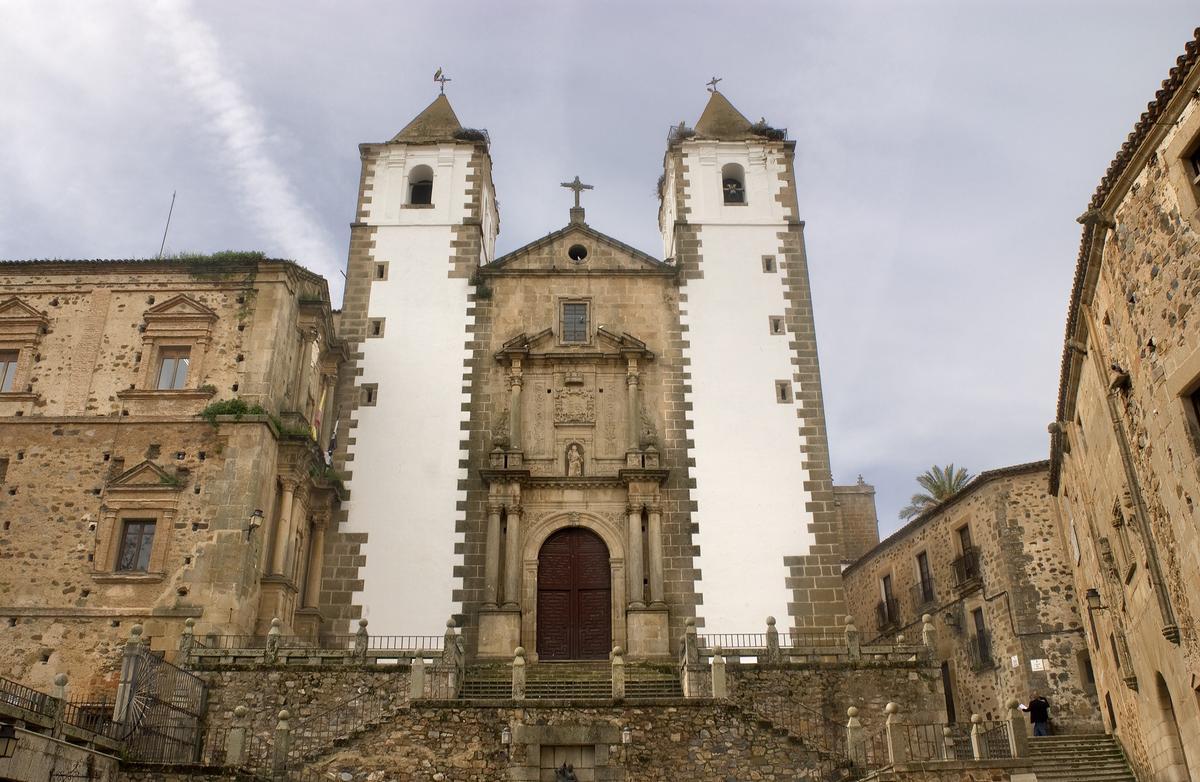 Plaza de San Jorge en la ciudada monumental de Cáceres.