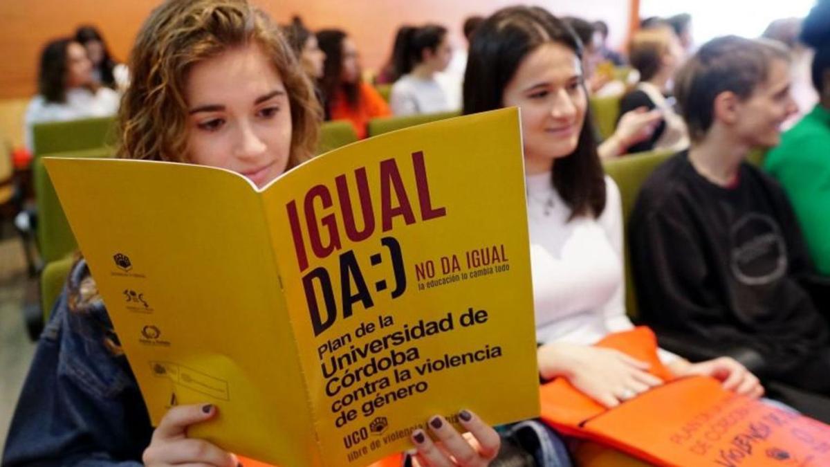 Una alumna lee el plan de la UCO sobre violencia de género.