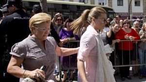 María José Campanario arriba a l’Audiència de Cadis escridassada per desenes de persones.