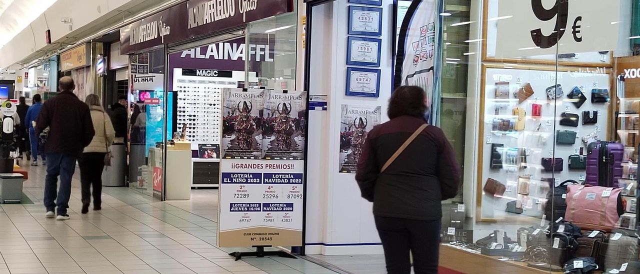 Carteles donde no aparecen ya los premios de Navidad devueltos en Plasencia.