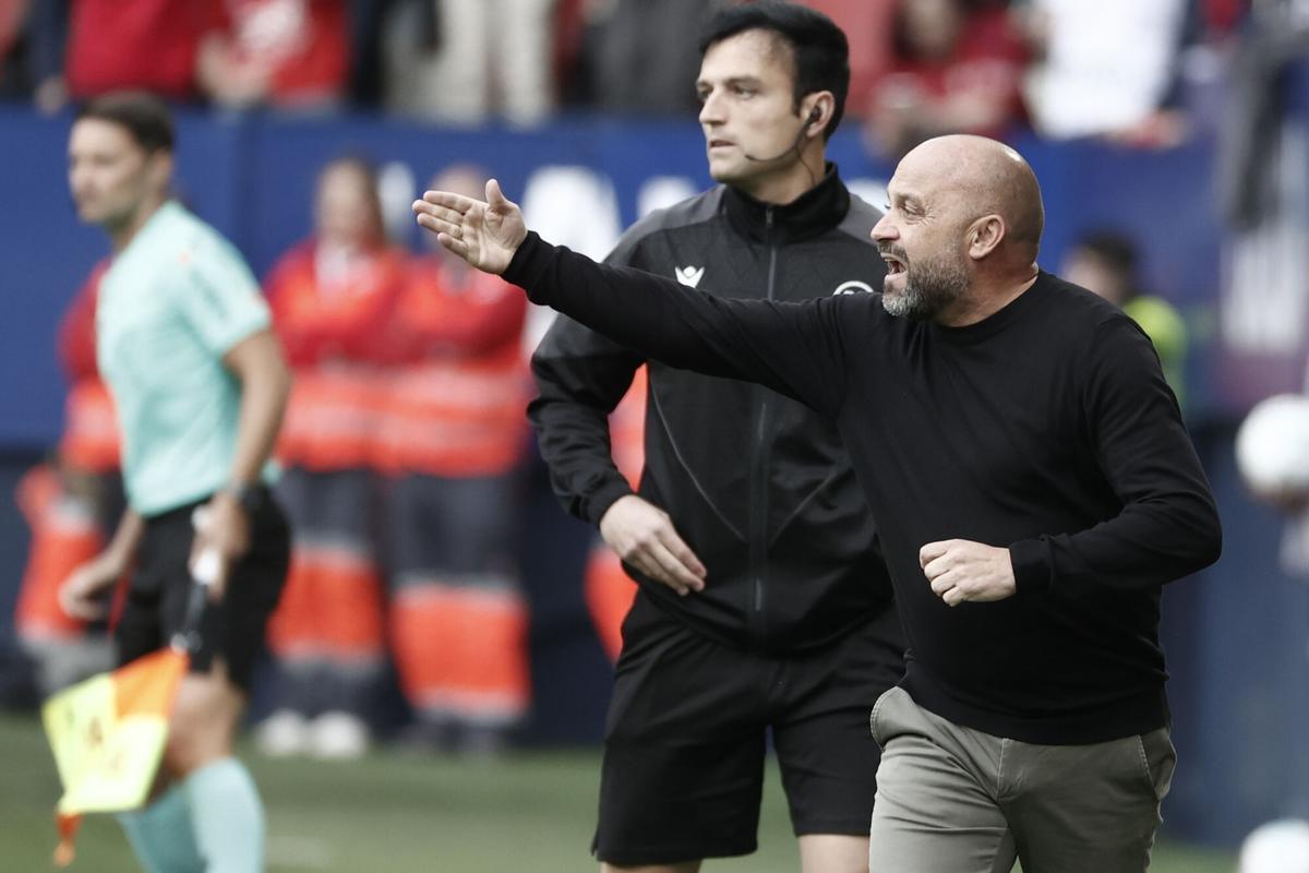 Manolo González da instrucciones a sus jugadores en el partido de este domingo en Pamplona.