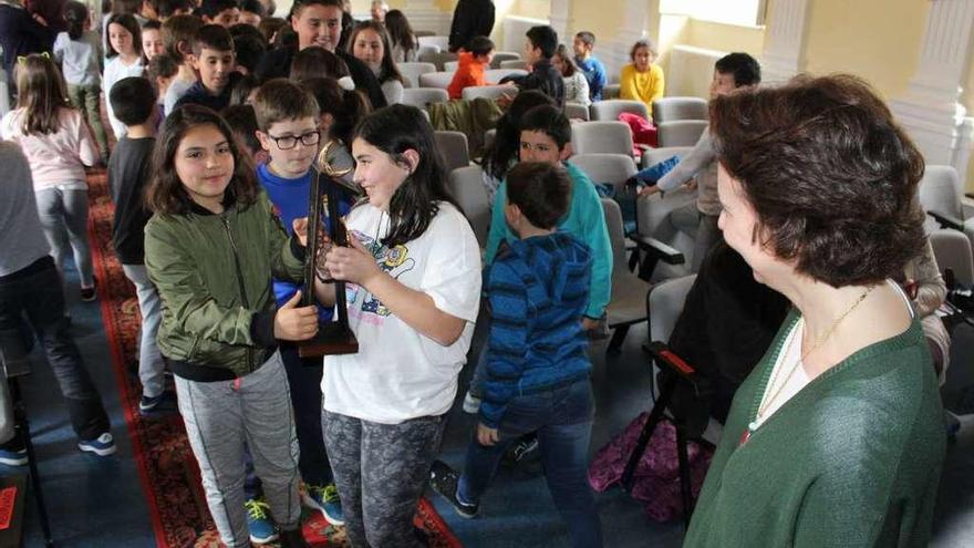 Los alumnos se turnan para comprobar el peso de la estatuílla de los Premios ante la mirada de Sanjurjo.