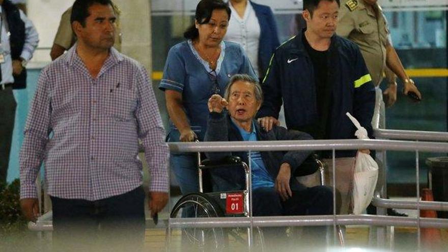 El expresidente Alberto Fujimori abandona la clínica por alta médica y vuelve a prisión