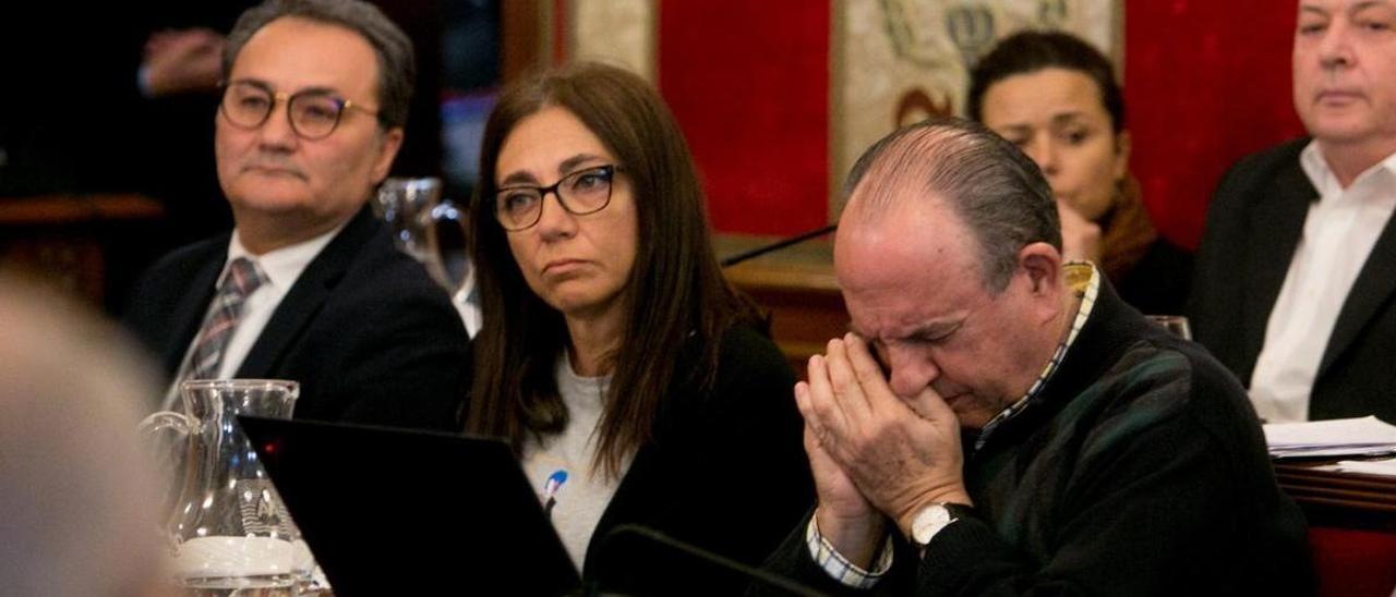 Sanguino, durante un pleno municipal, junto a los socialistas Amorós, Millana y Cano (en segundo plano)