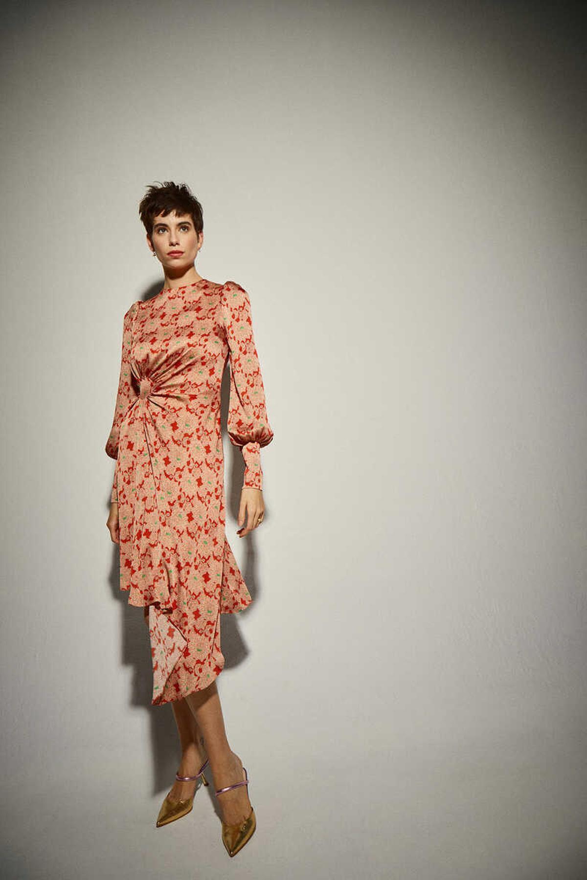 Vestido midi satinado con estampado floral. Cuello redondo y manga larga abullonada con acabado en puño. Detalle fruncido delantero lateral y bajo asimétrico.