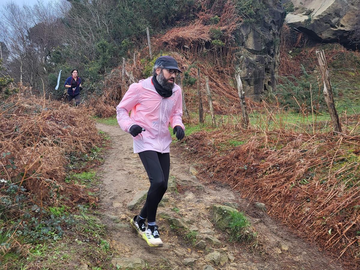 Álvaro Manso, con un cortavientos rosa, en la Trascandamia de León