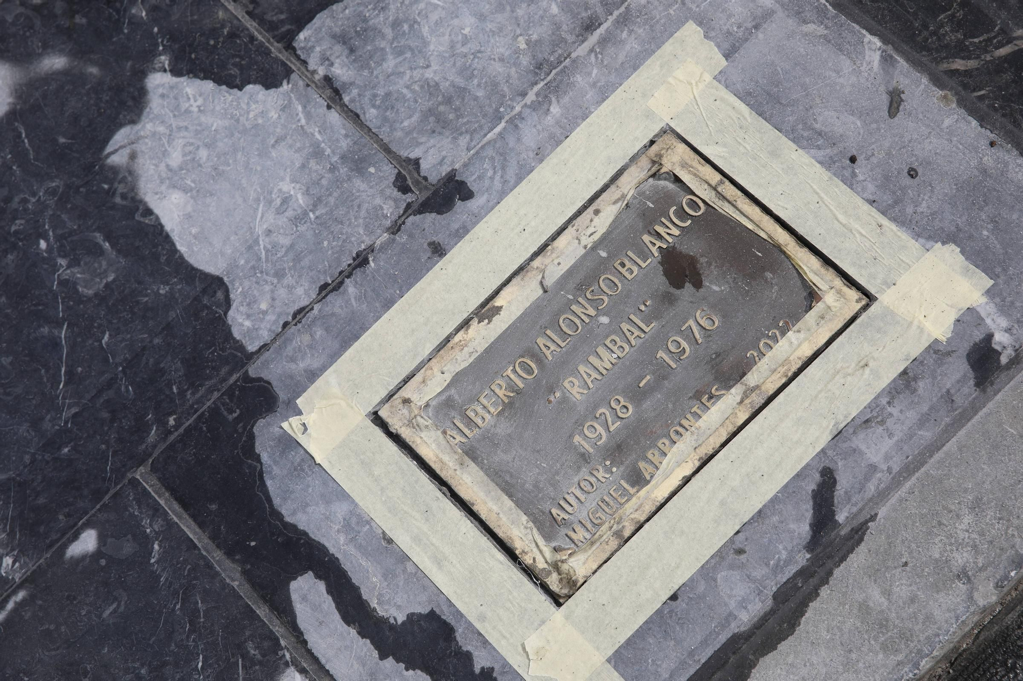 En imágenes: Así fue la instalación de la estatua de Rambal en Cimadevilla