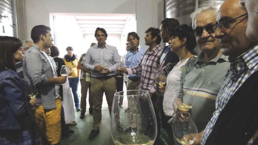 Los hosteleros catan uno de los vinos de la bodega de Sitrama de Tera. Foto M. A. C.