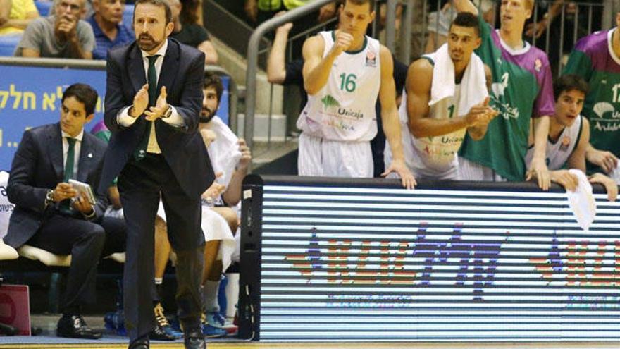 Joan Plaza, entrenador del Unicaja, aplaude una acción en Tel Aviv.