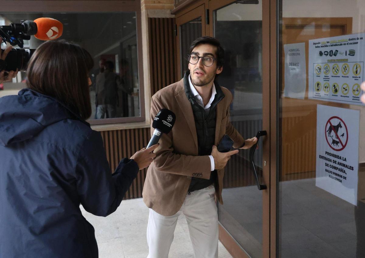 Marco Presa accede al juzgado de Catarroja, esta mañana, a primera hora.