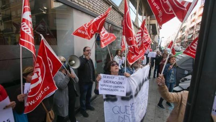 Protesta de limpiadoras de los centros de formación del Servef