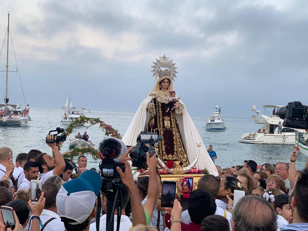 Desembarco de la Virgen del Carmen de Las Melosas y Protegidas en Torre del Mar, en 2019.