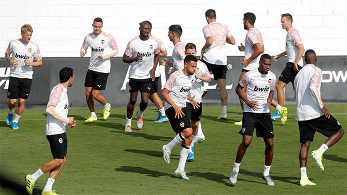 El Valencia se entrena en Paterna para afrontar su primer partido de Champions