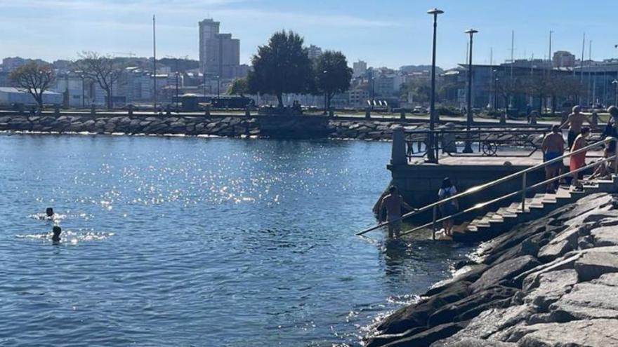 Bañistas en la escollera de O Parrote en la tarde de ayer. |   // LOC