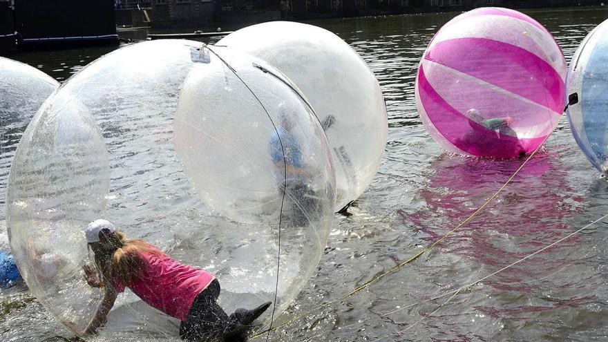 Burbujas de plástico flotando en un río europeo.