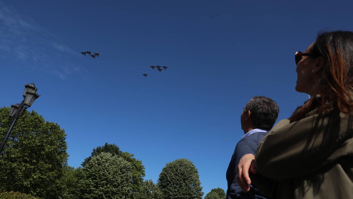 Aviones militares sobrevuelan Oviedo por el Día de las Fuerzas Armadas. 
