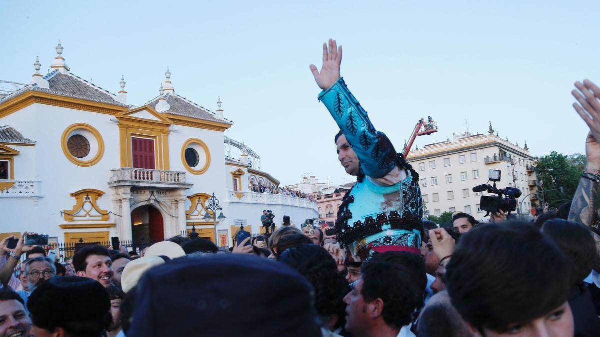 Los partidarios de Morante lo llevaron al Hotel Colón desde la Puerta del Príncipe paralizando el tráfico de la ciudad.