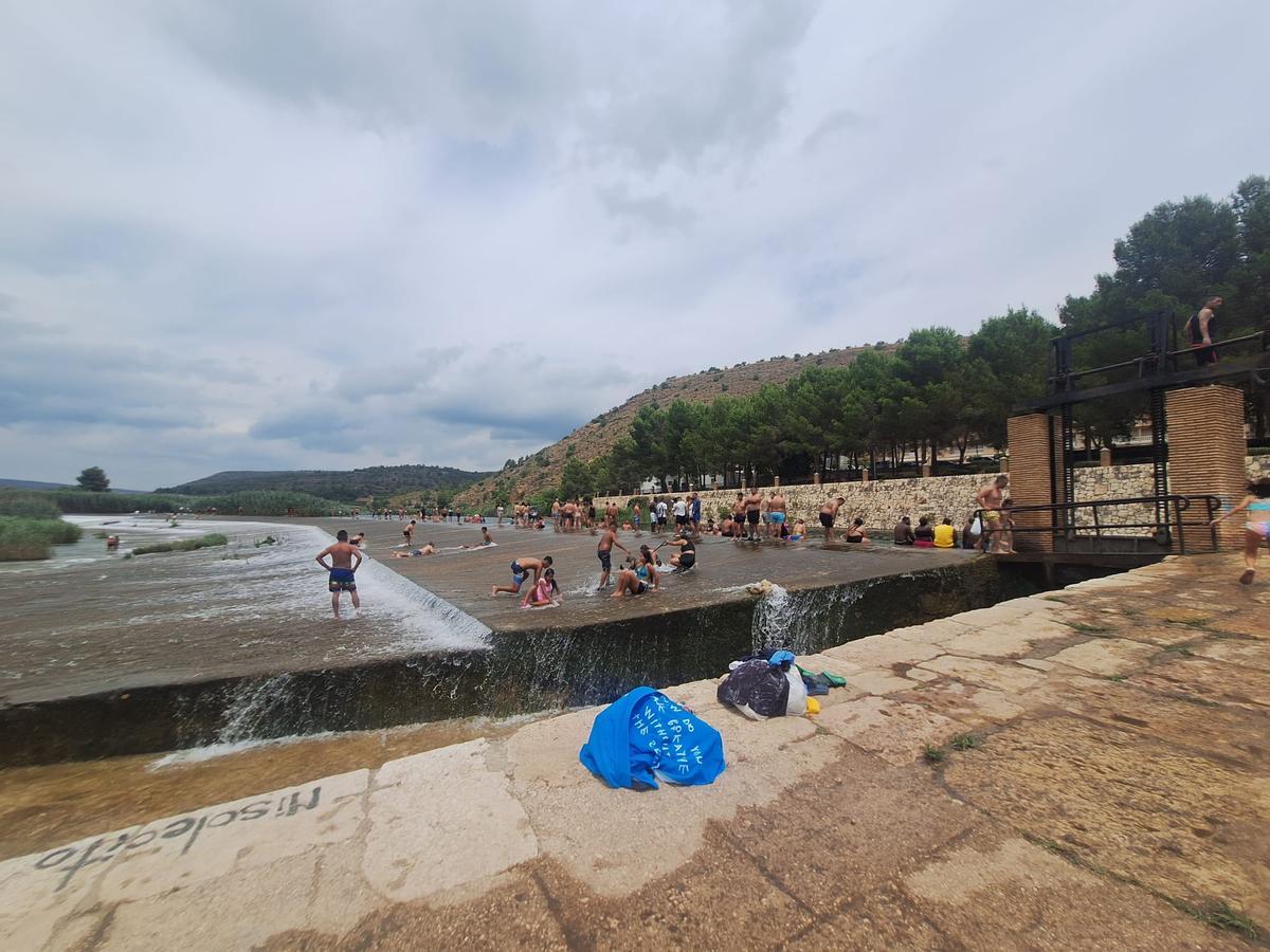 Bañistas en la sillería de l'Assut de Antella, este fin de semana.