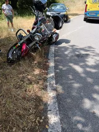 Un matrimonio herido tras derrapar su moto de gran cilindrada en Sabrexo